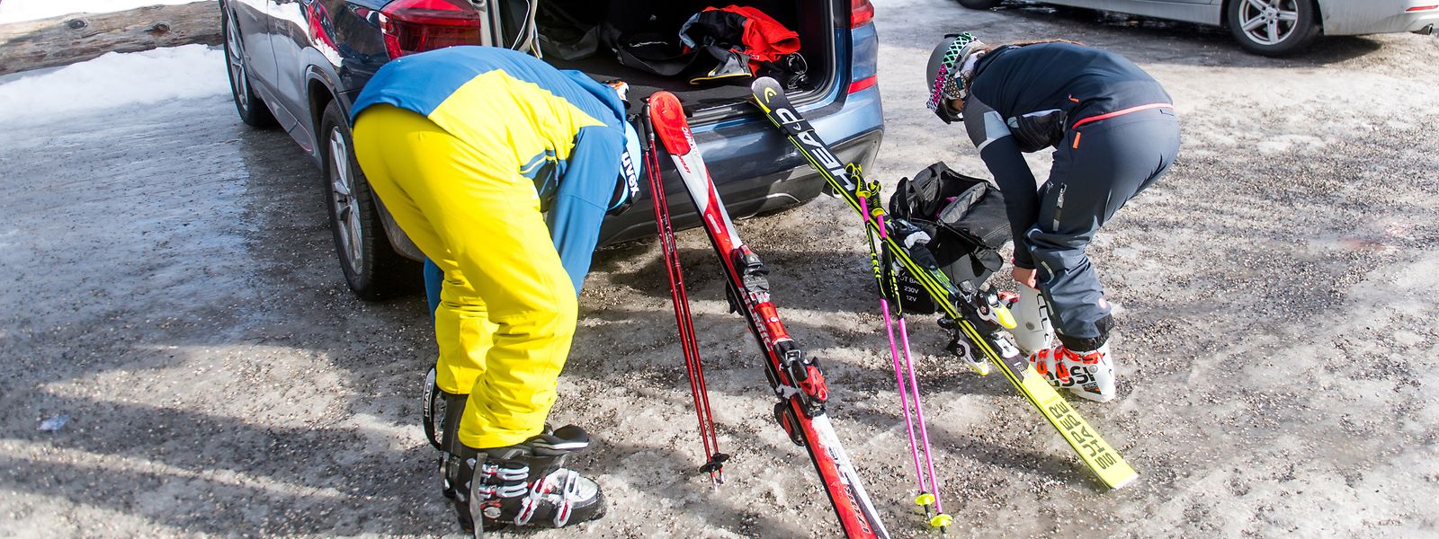 Alles muss mit: Wer mit dem Auto in den Skiurlaub und die Ausrüstung nicht vor Ort mieten will, muss auch diese sicher verstauen können - das gilt auch für Tagesausflüge zur Piste.