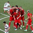 Os jogadores da Bélgica comemoram a vitória enquanto o atacante de Portugal Cristiano Ronaldo (Top R) reage após a partida de futebol das oitavas de final da UEFA EURO 2020 entre Bélgica e Portugal no Estádio La Cartuja, em Sevilha, em 27 de junho de 2021. (Foto de Jose Manuel Vidal / POOL / AFP )