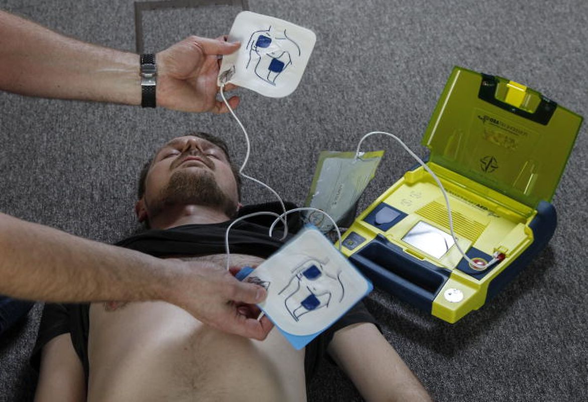 5) Den Defibrillator einschalten und die Anweisungen des Geräts befolgen. Die Pads an den aufgezeigten Bereichen des Torsos anbringen.
