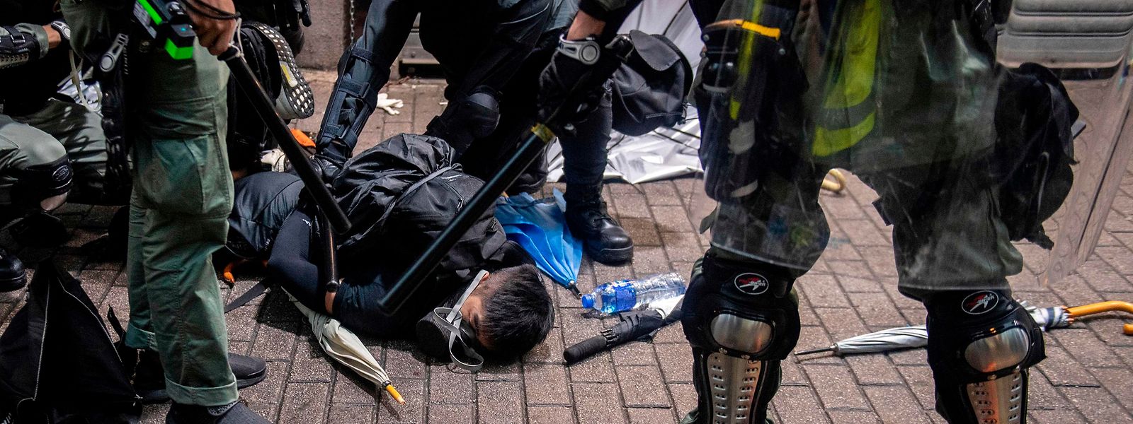 Auslöser für neue Proteste am Wochenende war die Verhängung des Vermummungsverbotes mittels eines umstrittenen Rückgriffs auf koloniales Notstandsrecht. 