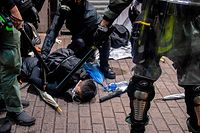 Auslöser für neue Proteste am Wochenende war die Verhängung des Vermummungsverbotes mittels eines umstrittenen Rückgriffs auf koloniales Notstandsrecht. 