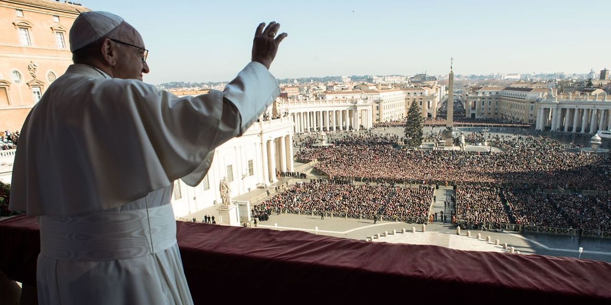 Der Papst spendete vor etwa 50 000 Gläubigen von der Loggia des Petersdoms aus den traditionellen „Urbi et Orbi“-Segen.