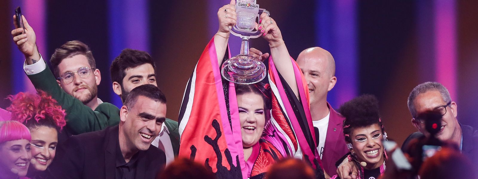 Die Sängerin Netta aus Israel freut sich beim Finale des 63. Eurovision Song Contest über ihren Sieg und hält dabei die ESC-Trophäe in den Händen. Sie trat mit dem Lied «Toy» an. 