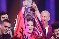 12.05.2018, Lissabon, Portugal: Die Sängerin Netta aus Israel freut sich beim Finale des 63. Eurovision Song Contest über ihren Sieg und hält dabei die ESC-Trophäe in den Händen. Sie trat mit dem Lied «Toy» an. Foto: Jörg Carstensen/dpa +++ dpa-Bildfunk +++