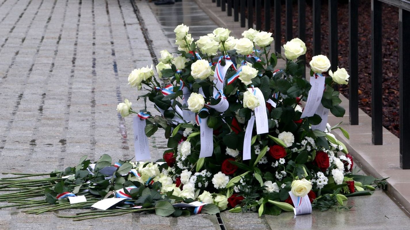 Veteranen und Schüler legten 70 Rosen nieder.