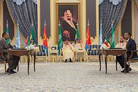 Isaias Afwerki (l.), Präsident von Eritrea, und Abiy Ahmed, Premierminister von Äthiopien, unterzeichnen im Beisein des saudischen Königs Salman (M.) einen Freundschaftsvertrag. Doch was ist das Papier wert?