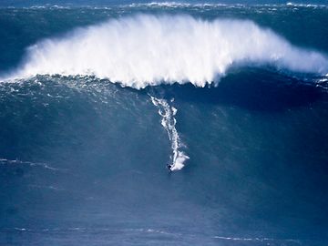 Ondas gigantes aumentam procura turística na Nazaré