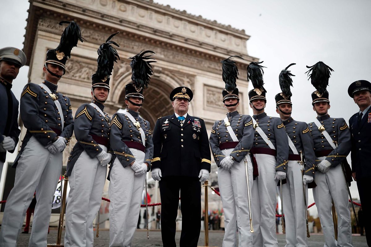 West Point cadets pose near the Arc de Triomphe in Paris on November 11, 2018, ahead of a ceremony as part of commemorations marking the 100th anniversary of the 11 November 1918 armistice, ending World War I. (Photo by BENOIT TESSIER / POOL / AFP)