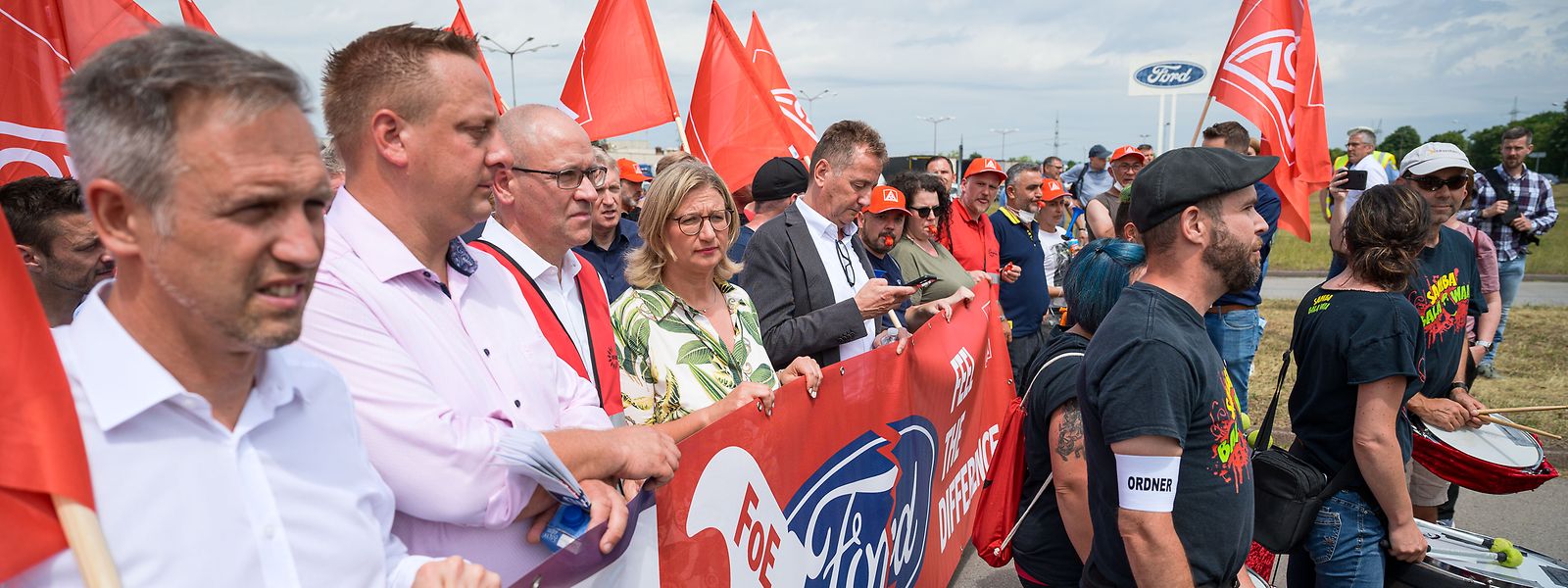 La ministre-présidente du Land de Sarre, Anke Rehlinger (SPD), parmi les manifestants de Ford Sarrelouis mercredi après-midi.
