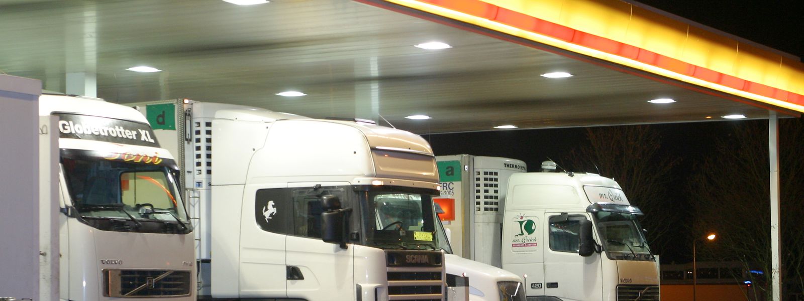 An den Tankstellen in Luxemburg treffen sich Lastwagen aus ganz Europa – bis vor Kurzem saßen in vielen von ihnen ukrainische Fahrer hinter dem Steuer.