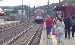 Der Zug kam erst hinter dem Bahnsteig zum Stehen. 