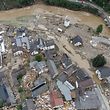 dpatopbilder - 15.07.2021, Rheinland-Pfalz, Schuld: Weitgehend zerstört und überflutet ist das Dorf im Kreis Ahrweiler nach dem Unwetter mit Hochwasser (Aufnahme mit einer Drohne). Dabei hat die Flut Äste und Unrat ins Innere des Ortes gespült, wo sie sich auftürmen.  Mindestens sechs Häuser wurden durch die Fluten zerstört. Foto: Boris Roessler/dpa +++ dpa-Bildfunk +++