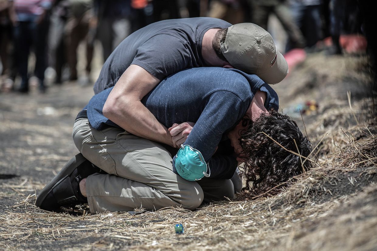 Des proches des victimes du crash du vol ET302 d'Ethiopian Airlines  pleurent à proximité de la carcasse de l'avion. La photo de Mulugeta Ayene a remporté le premier prix dans la catégorie "Spot News Stories".