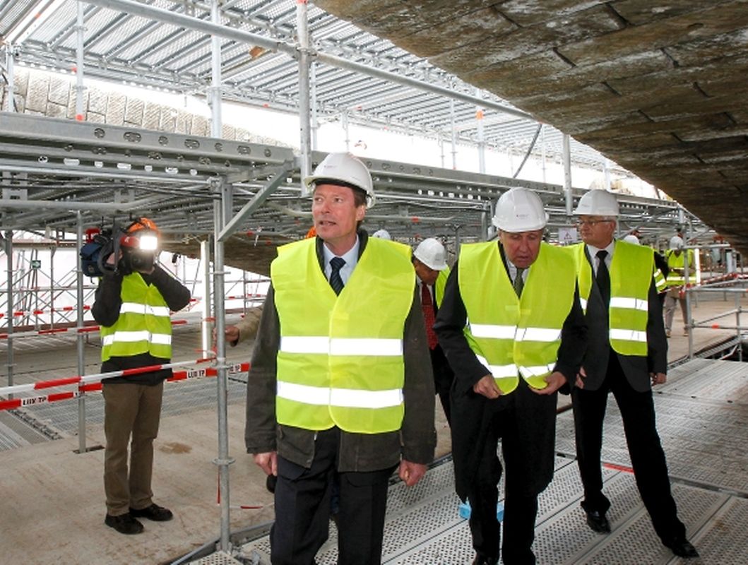 Großherzog Henri besichtigt die Sanierung des Pont Adolphe. 