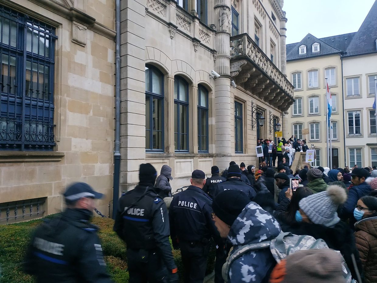 The police had to close the entrance doors to the House of Representatives.