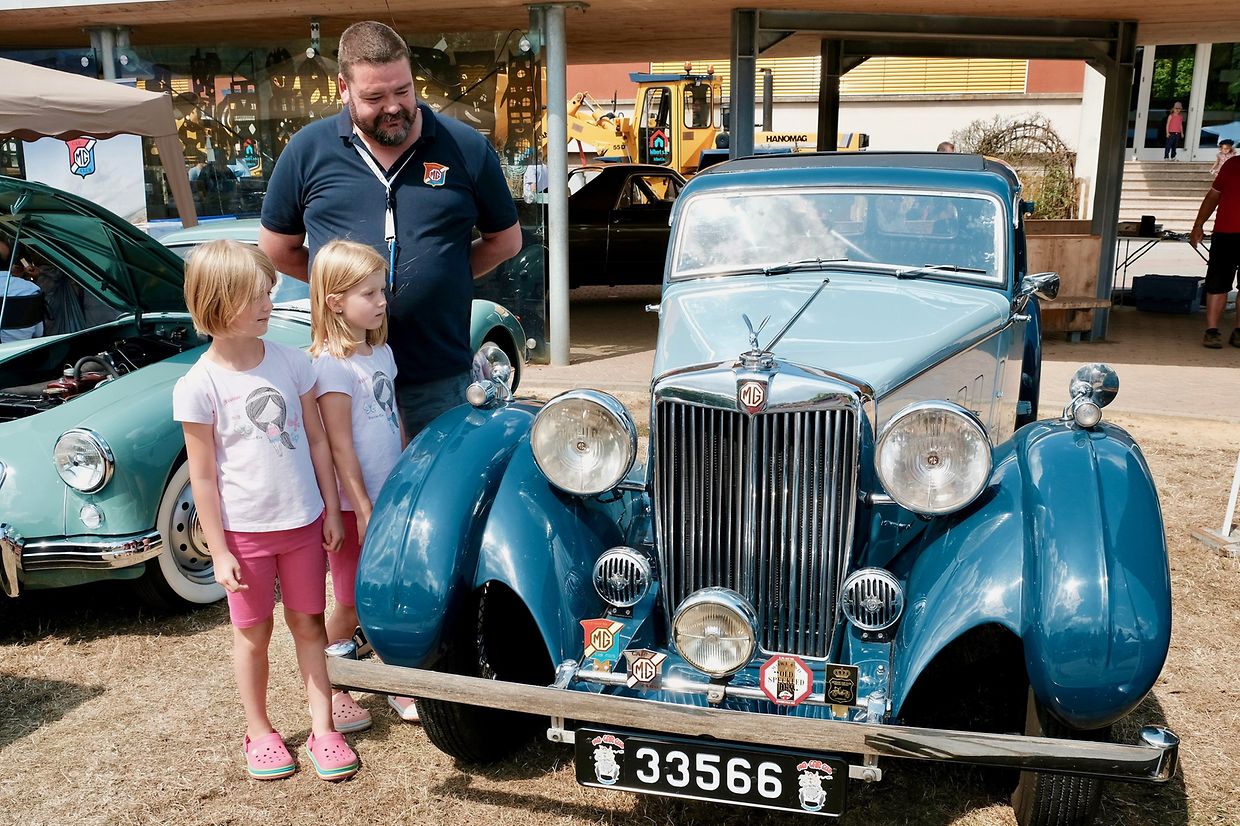 Bei diesem MG SA Sports Saloon aus dem Jahr 1937 staunen auch die jüngeren Besucherinnen nicht schlecht.