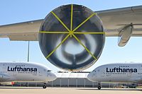 ARCHIV - 23.03.2020, Hessen, Frankfurt/Main: Zwei Airbus A380-800 der Lufthansa stehen auf dem Gelände der Lufthansa Technik am Frankfurter Flughafen neben einem A380, bei dem ein Triebwerk ausgebaut wurde. (zu dpa «Hagelschaden: Lufthansa muss Außenhaut-Teile von A380 tauschen») Foto: Arne Dedert/dpa Pool/dpa +++ dpa-Bildfunk +++
