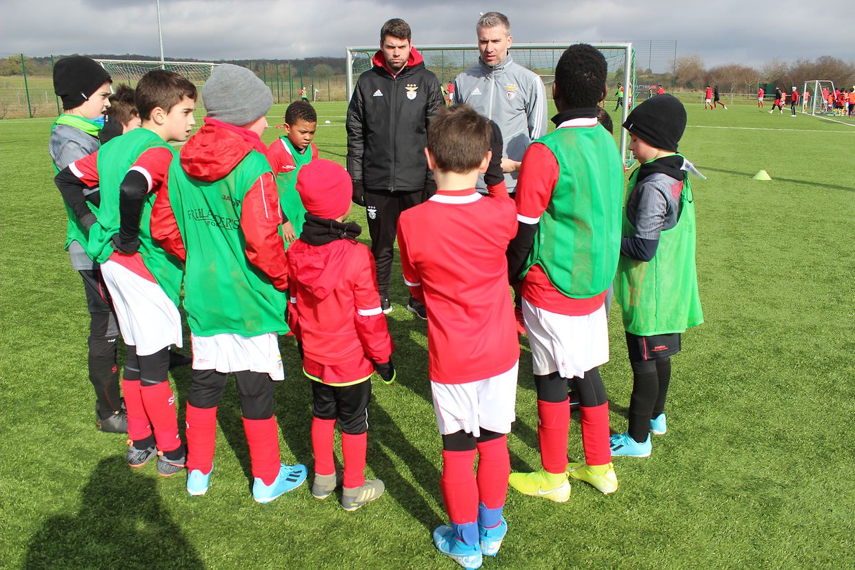 A avaliação conjunta dos treinos e ações pelos treinadores ajuda ao desenvolvimento dos jogadores e à sua evolução.