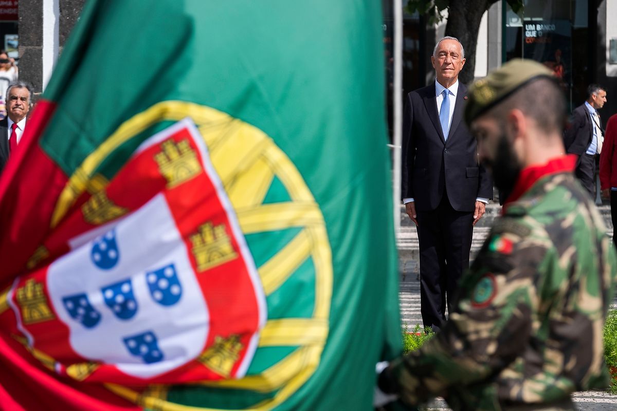 O Presidente da República, Marcelo Rebelo de Sousa (2D) durante a cerimónia do Içar da Bandeira Nacional no âmbito das comemorações do Dia de Portugal, de Camões e das Comunidades Portuguesas, nas Portas da Cidade, Ponta Delgada, Açores, 9 de junho de 2018. ANTÓNIO ARAÚJO/LUSA