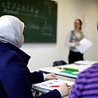 Migrants attend a lesson at the "institute for intercultural communication" in Berlin, Germany, April 13, 2016. To match Insight EUROPE-MIGRANTS/GERMANY-INTEGRATION. REUTERS/Hannibal Hanschke 
