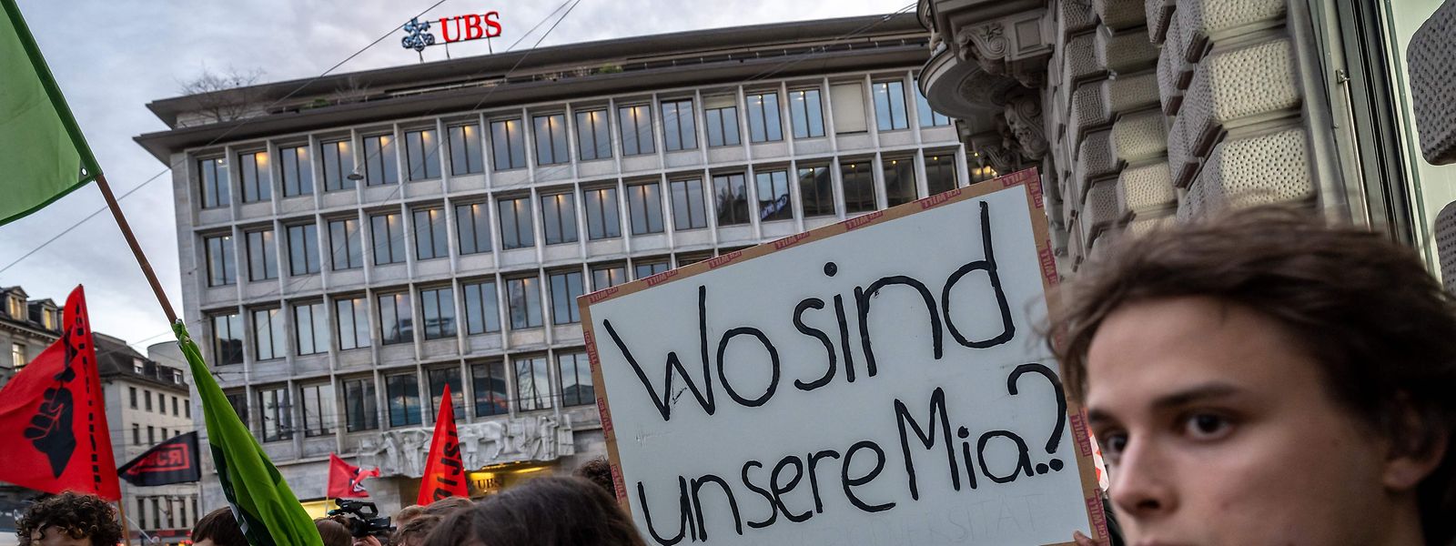 Die Schweizer Steuerzahler müssen tief in die Tasche greifen - auch aus dem Ausland rüsten sich Anwaltskanzleien. Kann das die Übernahme der Credit Suisse durch die UBS noch verhindern?