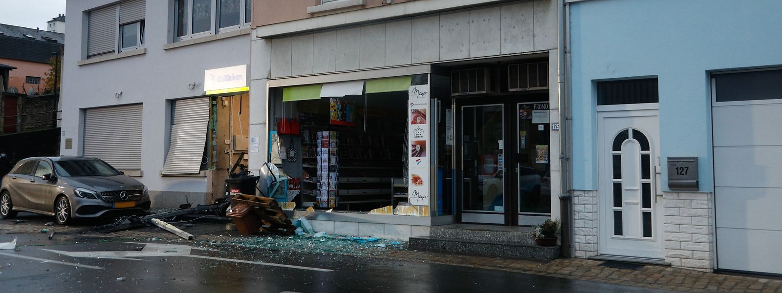 Durch die Explosion wurde auch das Schaufenster des Lebensmittelgeschäftes zerstört. 