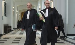 Der beigeordnete Staatsanwalt Georges Oswald (r.) hat Strafanträge gegen weitere Offiziere gestellt. 