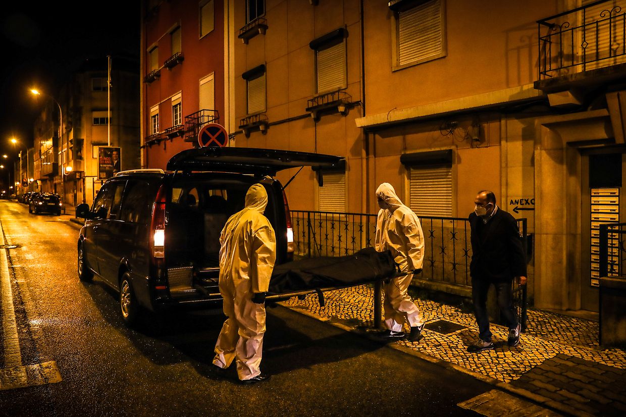 Existem muitos casos de pessoas com sintomas que não se deslocam até hospitais e que não são testados por terem receio, o que obriga aos agentes funerários a tomar todas as medidas de segurança necessárias pela incerteza da causa da morte.