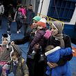 Syrische Flüchtlinge kommen in der griechischen Stadt Piräus an. Die EU-Staaten fordern von Griechenland mehr Anstrengungen, unter anderem bei der Registrierung. 