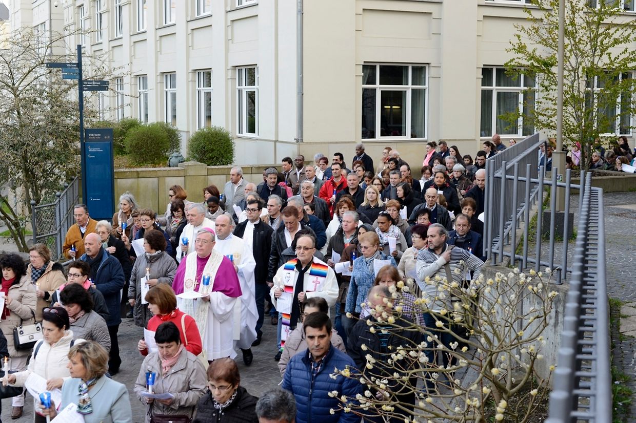 Antes da missa houve uma procissão que saiu da igreja Sacré-Coeur