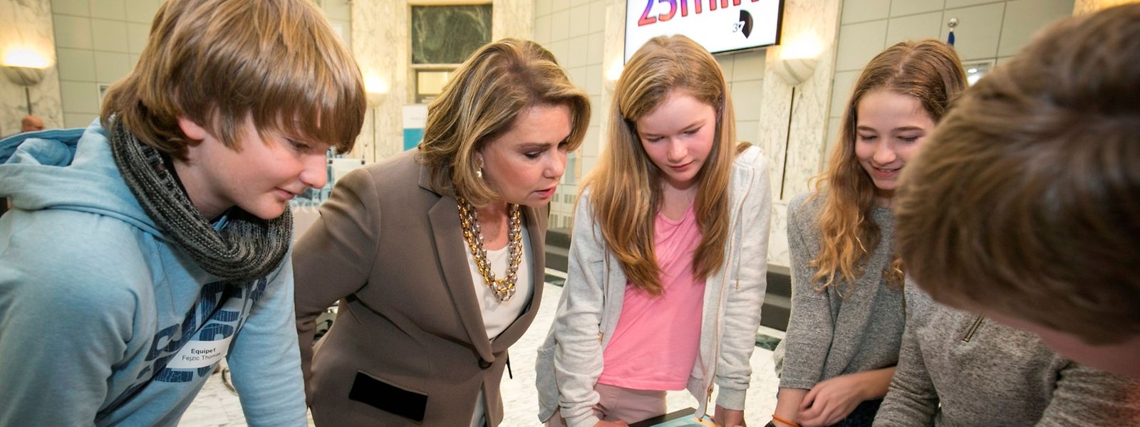 Die Großherzogin erörterte mit den jungen Teilnehmern monetäre Fragen.