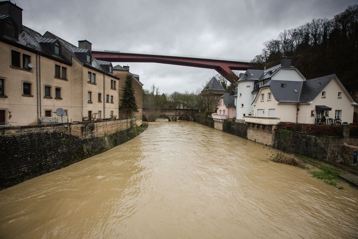 In Pfaffenthal in Luxemburg-Stadt hatte die Alzette einen erhöhten Wasserstand.