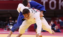 O português Anri Egutidze (de branco) e o australiano Shamil Borchashvili