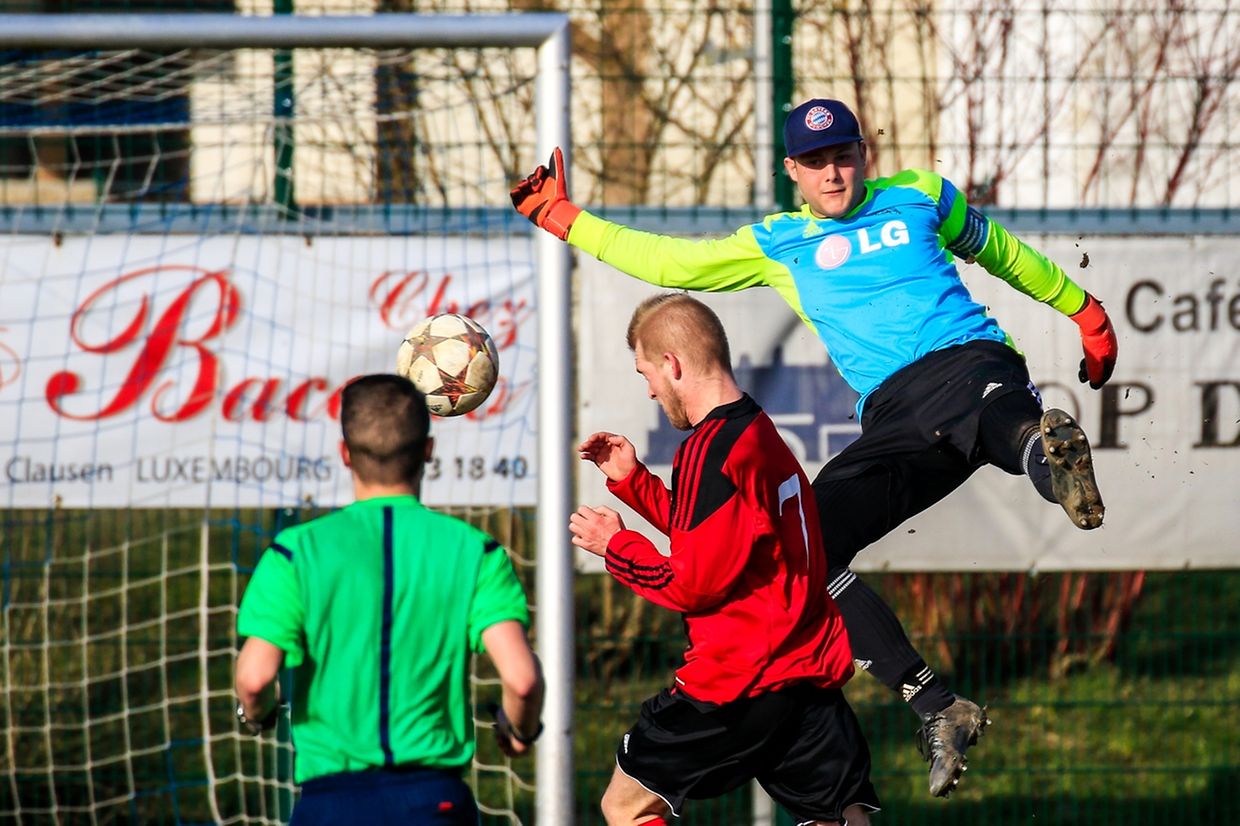 L'envolée spectaculaire de Mike Ewertz devant Philippe Sachsen  