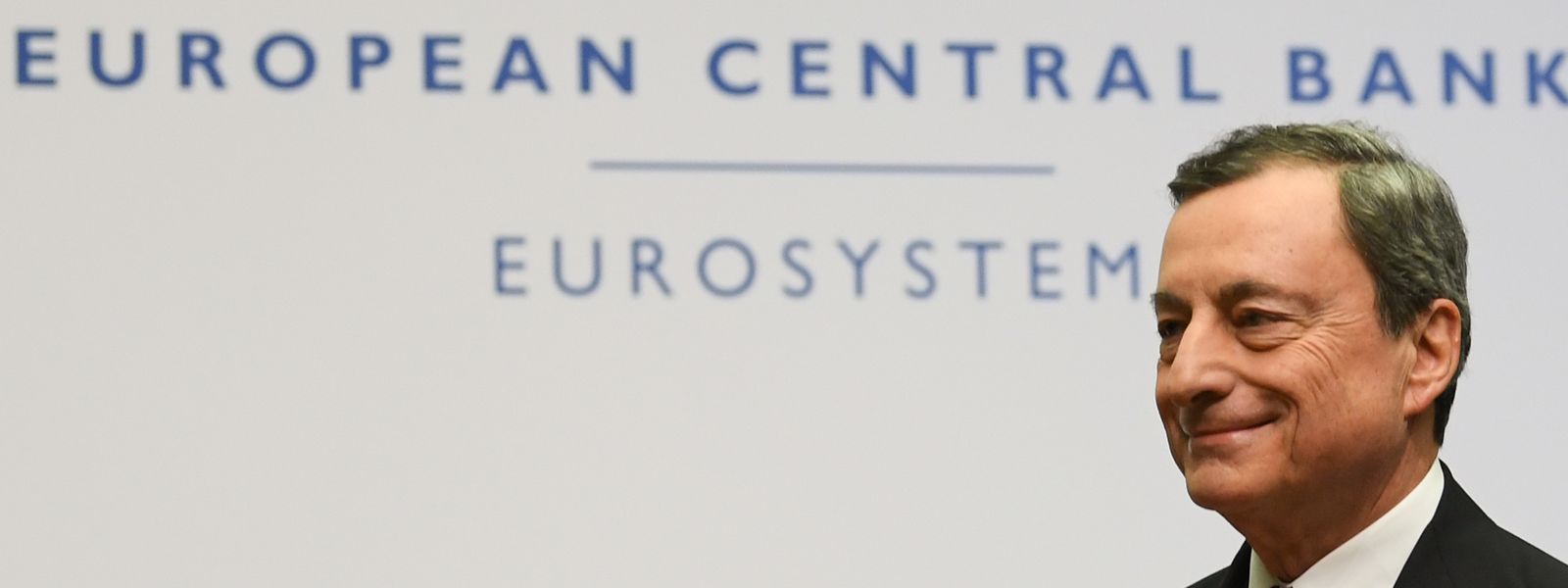 Mario Draghi, Präsident der Europäischen Zentralbank (EZB), verlässt im Anschluss an die Pressekonferenz in der EZB-Zentrale das Podium. 