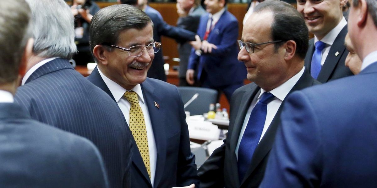 Der türkische Premier Ahmet Davutoglu und der französische Präsident François Hollande nach dem Abschluss des Gipfels. 