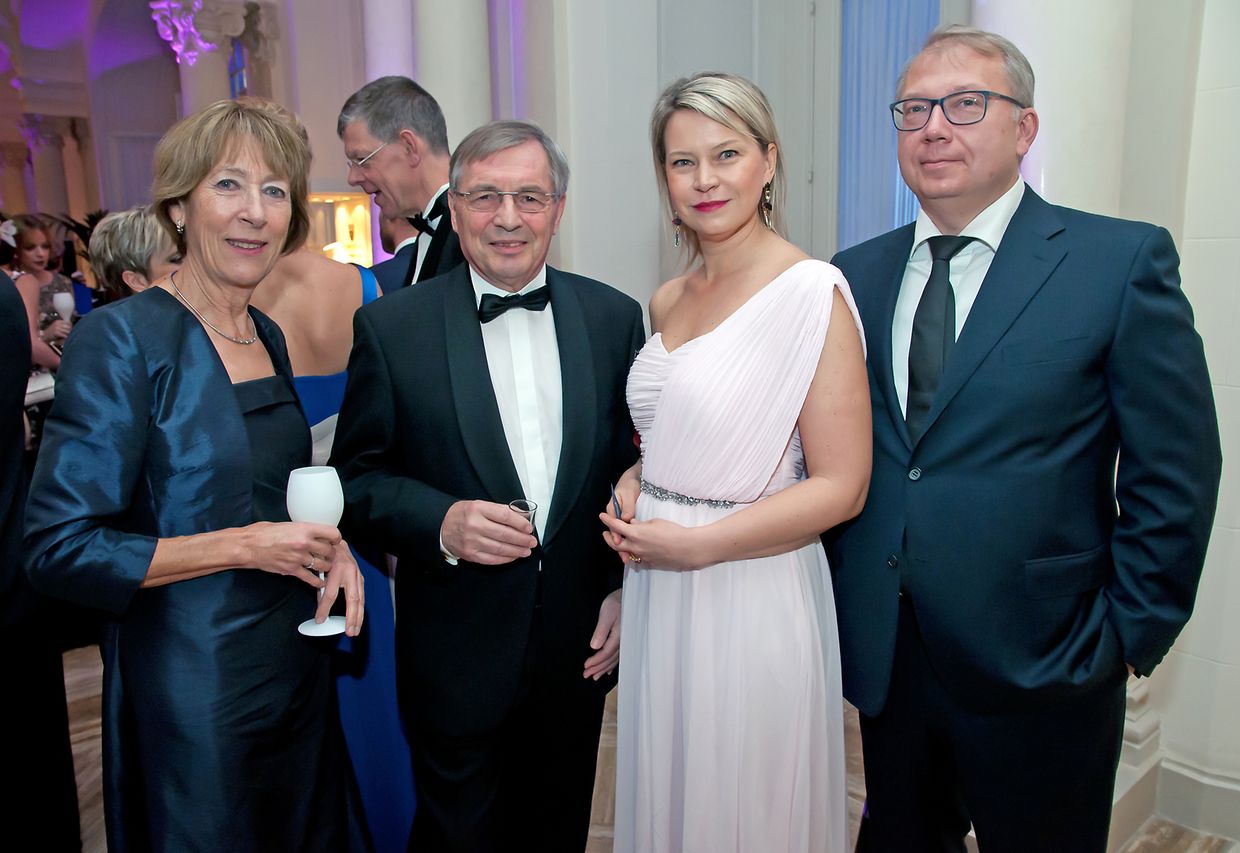 Auch der ehemalige Wirtschaftsminister Jeannot Krecké (zweiter von links) war mit seiner Frau (erste von links) und Freunden zum Charity Ball erschienen. 