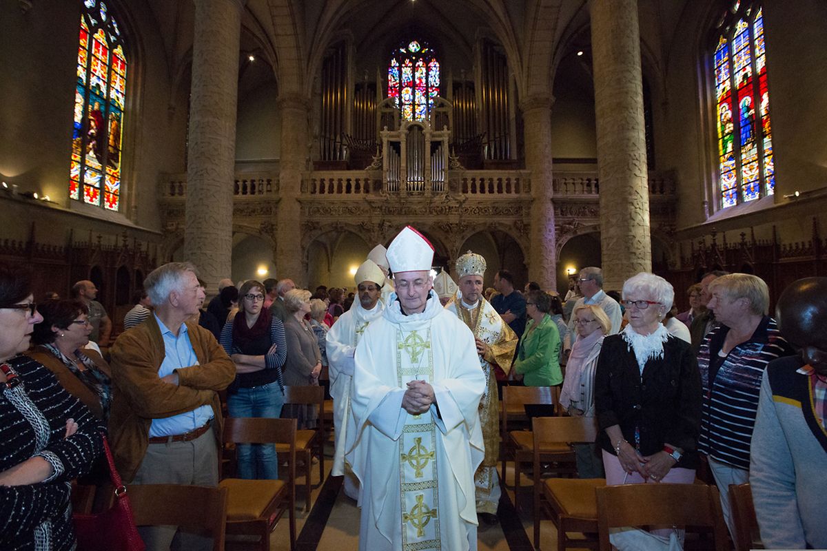 Octave Messe pontificale avec renouvellement de la consecration a Notre-Dame 25.05.14 Joaquim Valente
