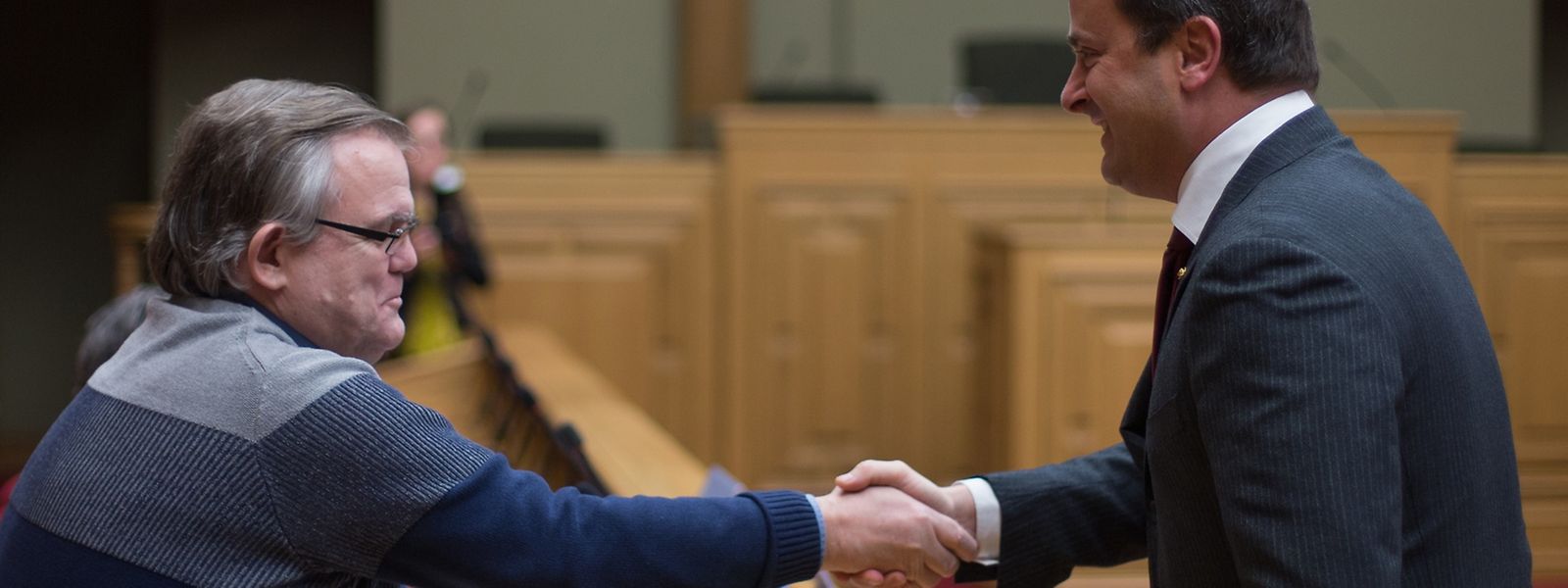 Petitionär Lucien Welter bei der Begrüßung im Chamberplenum durch Premierminister Xavier Bettel.