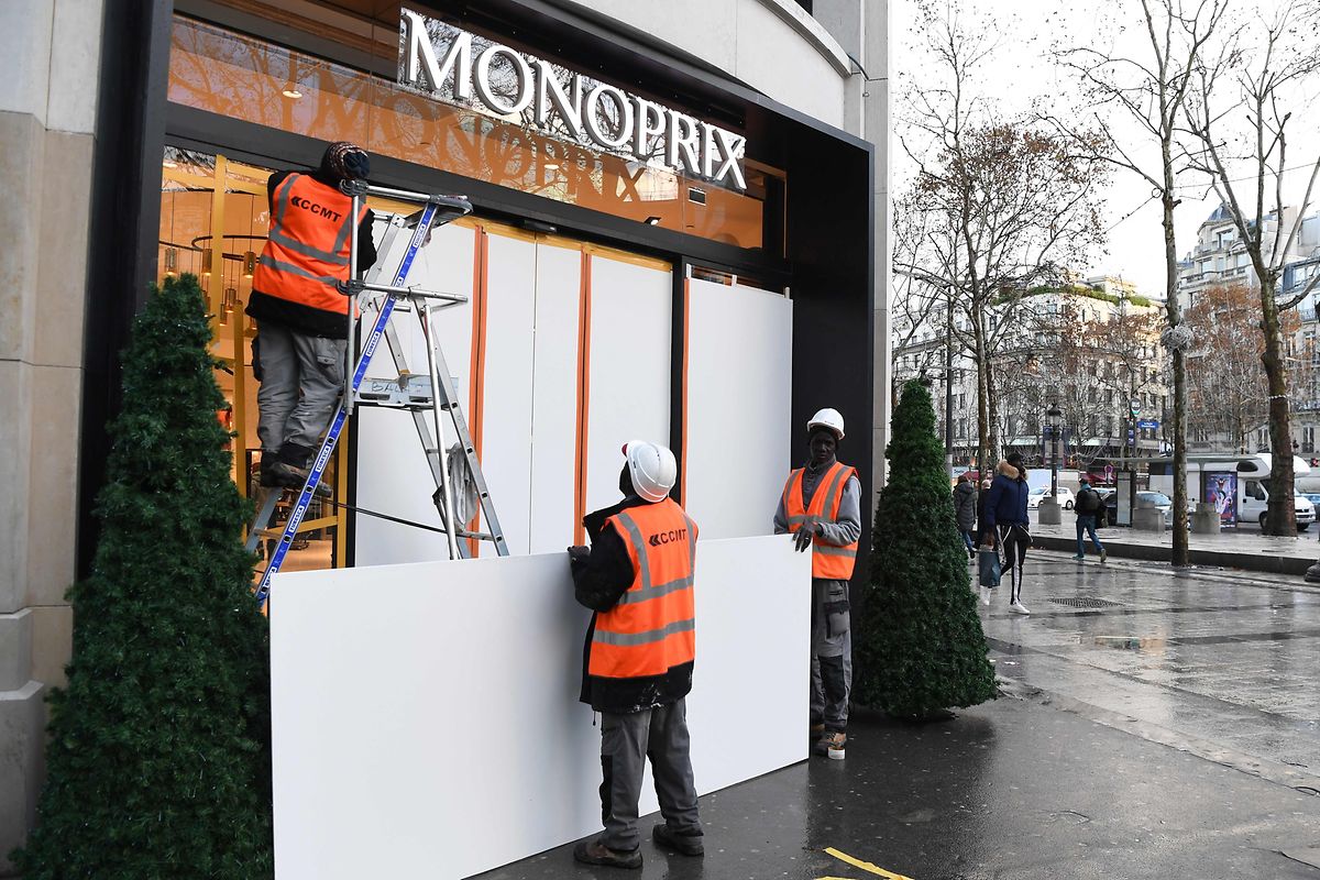  Zahlreiche Geschäfte verbarrikadierten ihre Eingänge aus Angst vor Vandalismus.