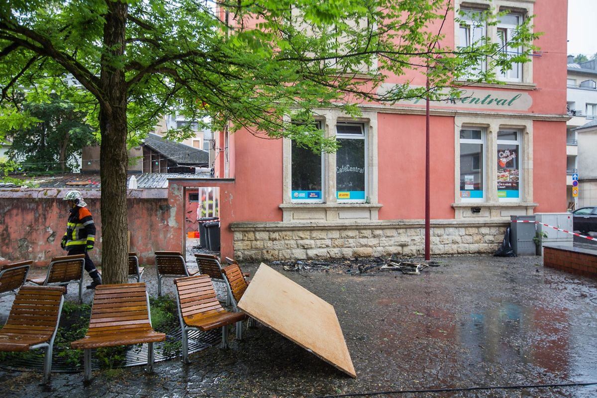 Wohnungsbrand Grand - Rue, in Rümelingen, Cafe Central, Foto Lex Kleren