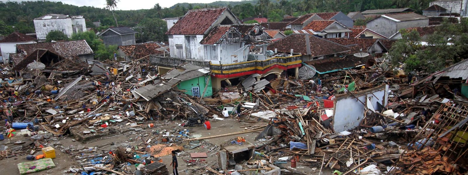 Les ravages du tsunami à Sumur sur l'île de Java.