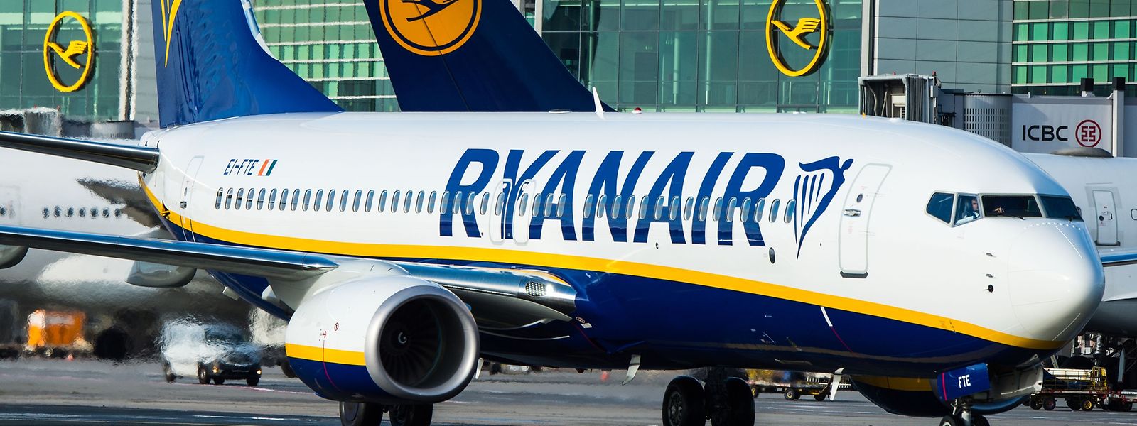 (FILES) This file photo taken on November 02, 2016 shows 
A plane of Irish low-cost airline Ryanair stands in front of an airplane of German airline Lufthansa in Frankfurt am Main, western Germany.
Ryanair announced September 15, 2017, it was cancelling between 1,680 and 2,100 flights over the next six weeks in a bid to "improve punctuality", sparking outrage from passengers who suddenly have to make new travel plans. / AFP PHOTO / dpa / Andreas Arnold / Germany OUT