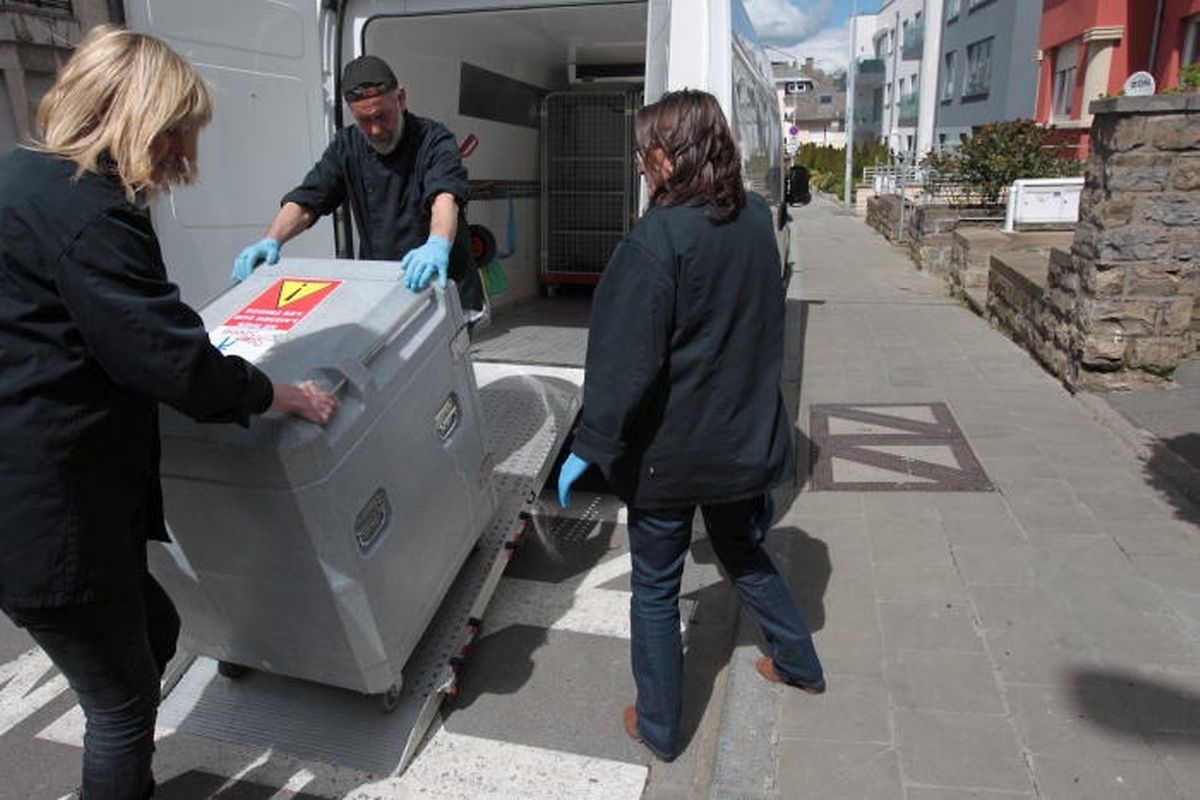 Lebensmittelhändler müssen strikte Hygienestandards für den Transport ihrer Lebensmittel an gemeinnützige Vereinigungen einhalten. Im Lieferwagen bedarf es beispielsweise eines Kühlraums.