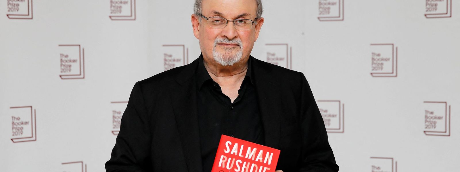 Der 75-jährige Schriftsteller Salman Rushdie wurde am Freitag bei einer Veranstaltung mit einem Messer attackiert.