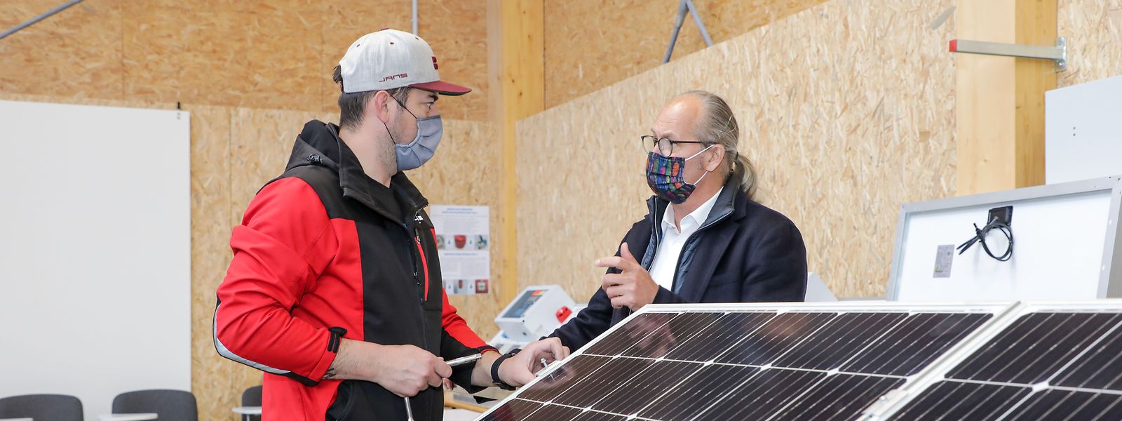 Energieminister Claude Turmes im Gespräch mit einem Installateur im Trainingscenter des Handwerks in Bettemburg: „Der Energiewandel schafft Arbeitsplätze“, so Turmes.