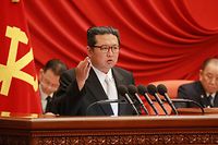 Machthaber Kim Jong Un am Rednerpult beim Parteitreffen der Arbeiterpartei Nordkoreas. Wie immer bei offiziellen Fotos aus Nordkorea ist nicht klar, wann und wo genau die Aufnahme entstand. Veröffentlicht wurde sie am 1. Januar.
