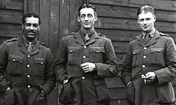 Walter Tull, à esquerda na foto, jogou na liga inglesa e combateu na I Guerra Mundial, numa altura em que as leis eram explícitas e racistas. 