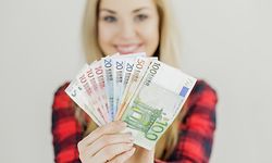 ILLUSTRATION - Zum Themendienst-Bericht vom 21. Oktober 2019: Wer sich sein Studium durch ein Stipendium unterstützen lassen will, braucht dafür nicht immer beste akademische Leistungen. Foto: Monique Wüstenhagen/dpa-tmn - Honorarfrei nur für Bezieher des dpa-Themendienstes +++ dpa-Themendienst +++