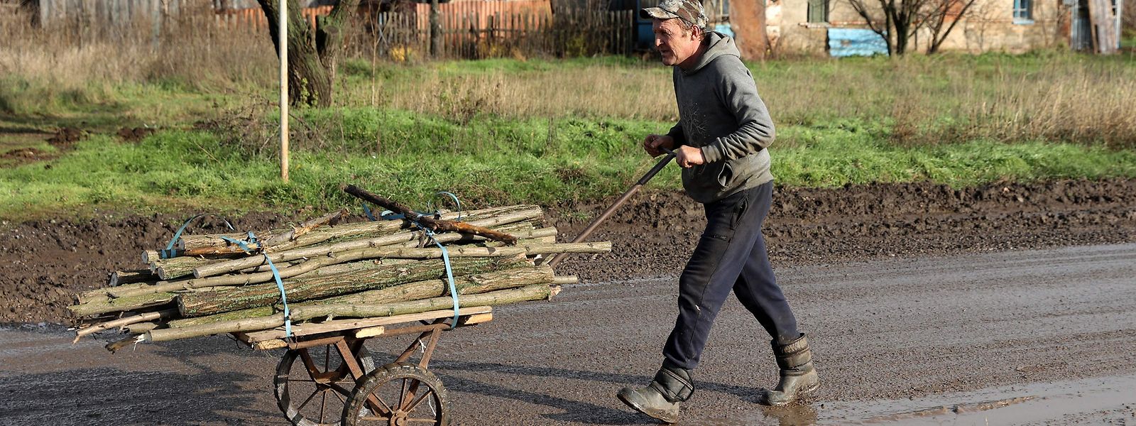 In Donezk bringt ein Mann Brennholz in Sicherheit - die Versorgungslage ist kritisch.